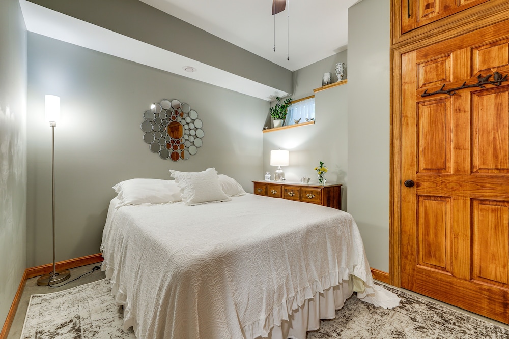 Lakefront Orange Vacation Rental - Pet Friendly!