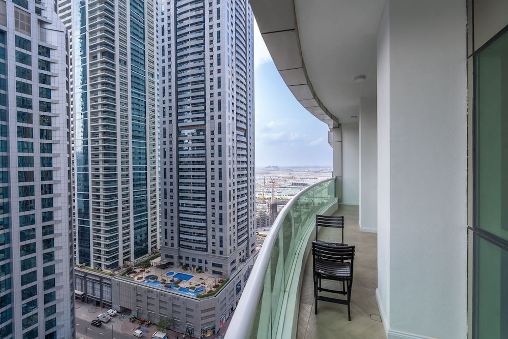 A Fabulous 1 Bedroom Apartment in Marina Pinnacle