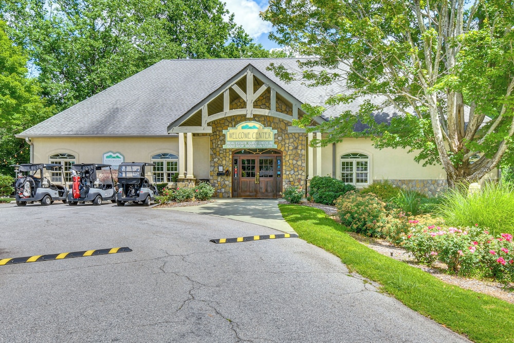 Golf Access & Furnished Deck: Cabin in Clayton