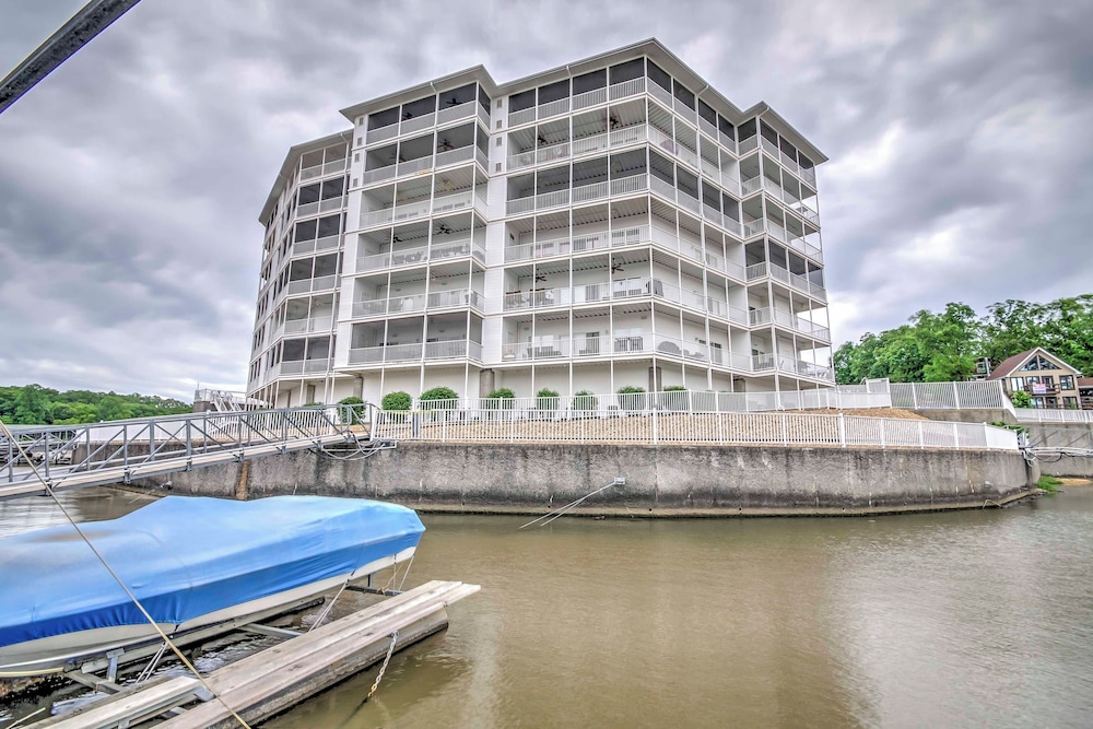 5th-floor Lakefront Condo: Elevator + Pool Access!
