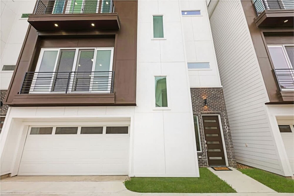 Luxurious 3 Bed3 Bath Near Downtown Houston