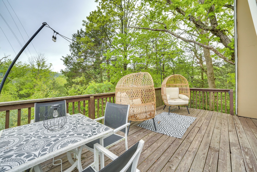 Cozy Cabin w/ Fire Pit: Walk to Lake Taneycomo!