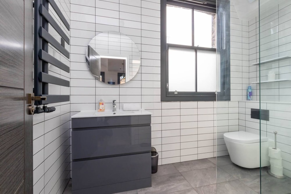 Contemporary 2 Bedroom Apartment on Columbia Road