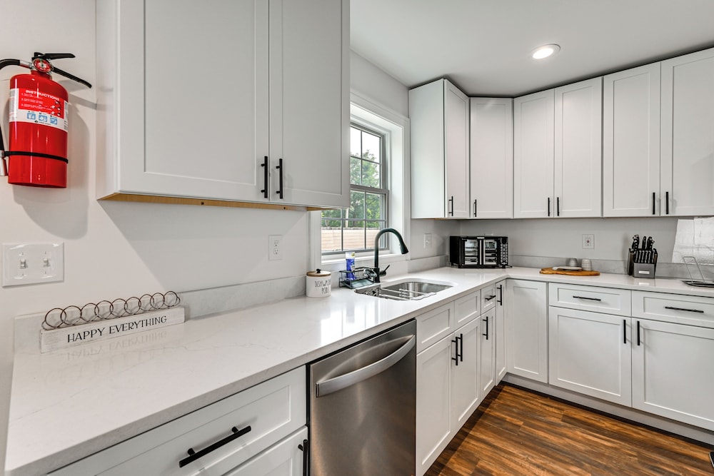 1 Mi to MGM Springfield: Cozy Winter Duplex!