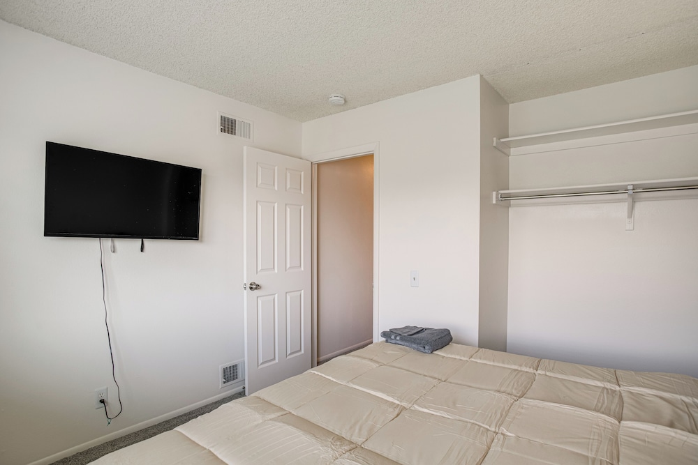 Explore Red Rocks & Green Mtn: Townhome w/ Pool!