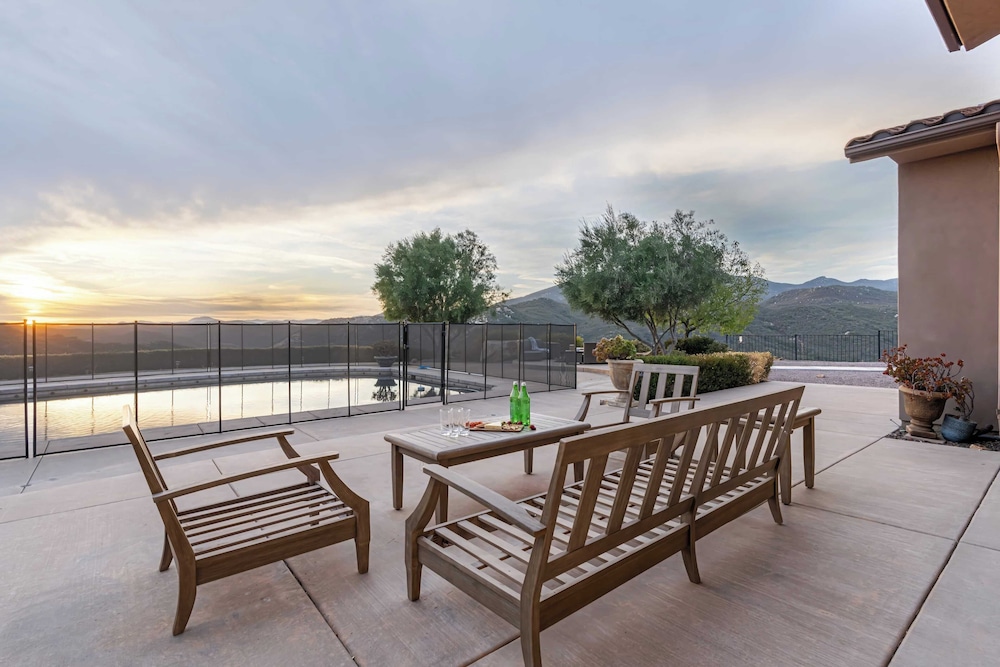 Hilltop Estate w/ Pool, Hot Tub, Fire Pit, Views Cleveland Vista by Avantstay