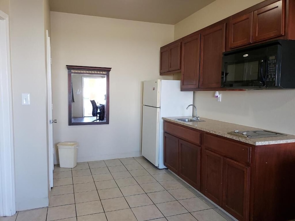 Crossroads Inn & Suites