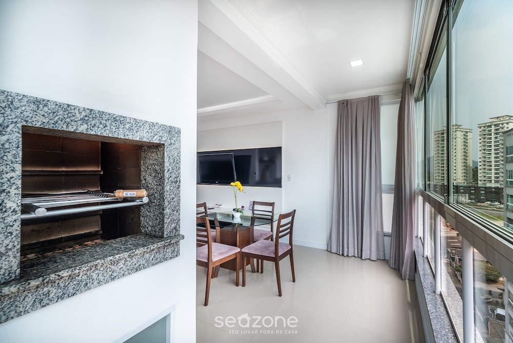2BR Apt With BBQ in Meia Praia Mlo0601
