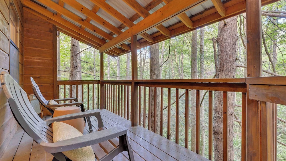 Lakeside Cabin w/ Hot Tub, Fireplace Near Dollywood & Trails Smoky Shores Retreat by Avantstay