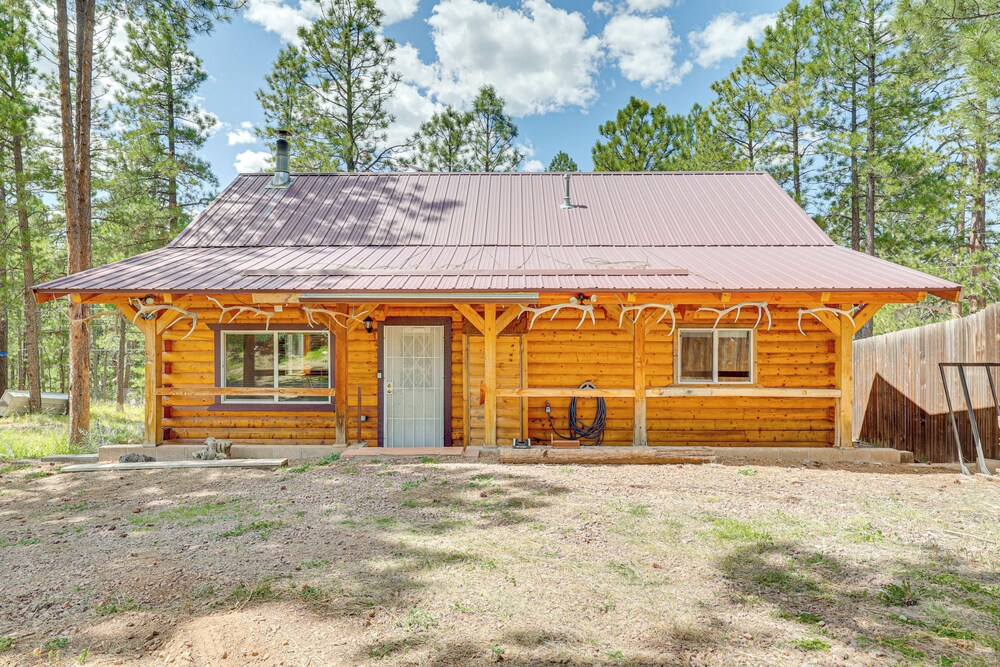 Alpine Cabin w/ Deck: 3 Mi to Luna Lake!