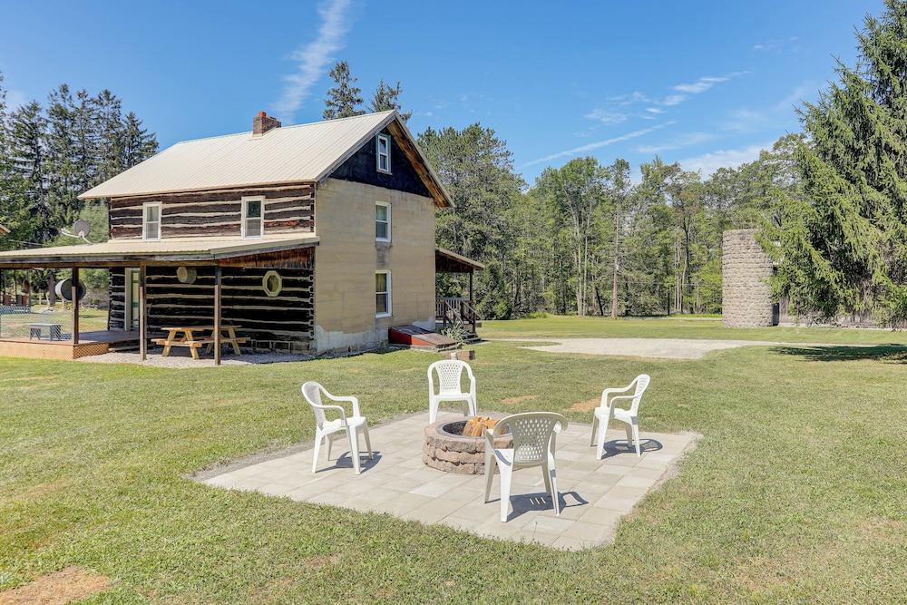5 Mi to State Parks: Penfield Cabin w/ Fire Pit!