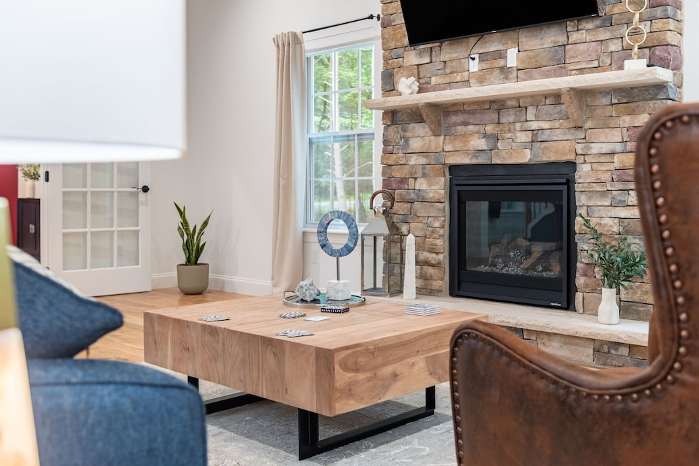 Luxuriously Lakeside by Avantstay Lakefront Retreat w Game Room