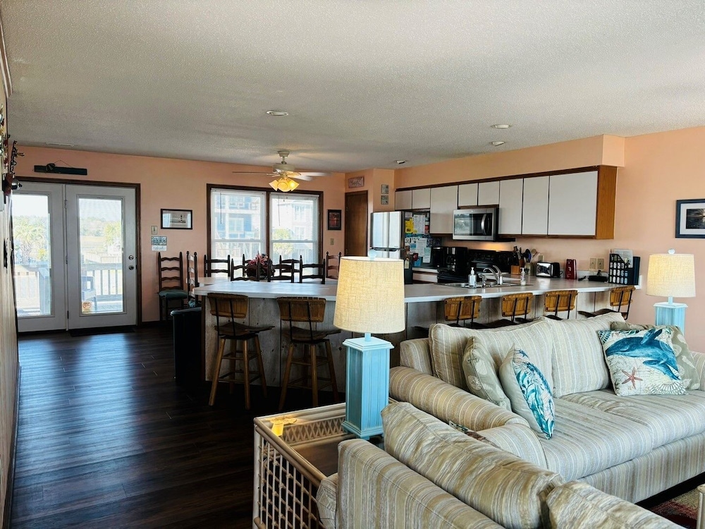 Great Place 5 Bedroom Home by RedAwning