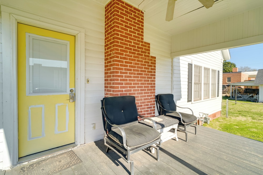 10 Mi to Caddo Lake: Charming Cottage in Vivian!