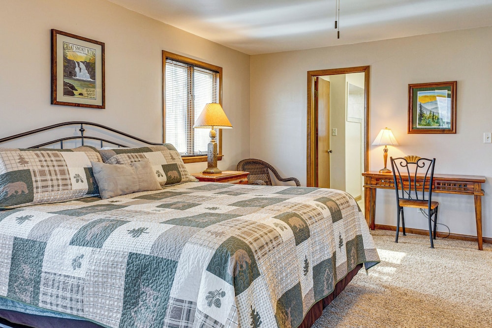 Smoky Mtn Views: Spacious Home Near Nat'l Park!