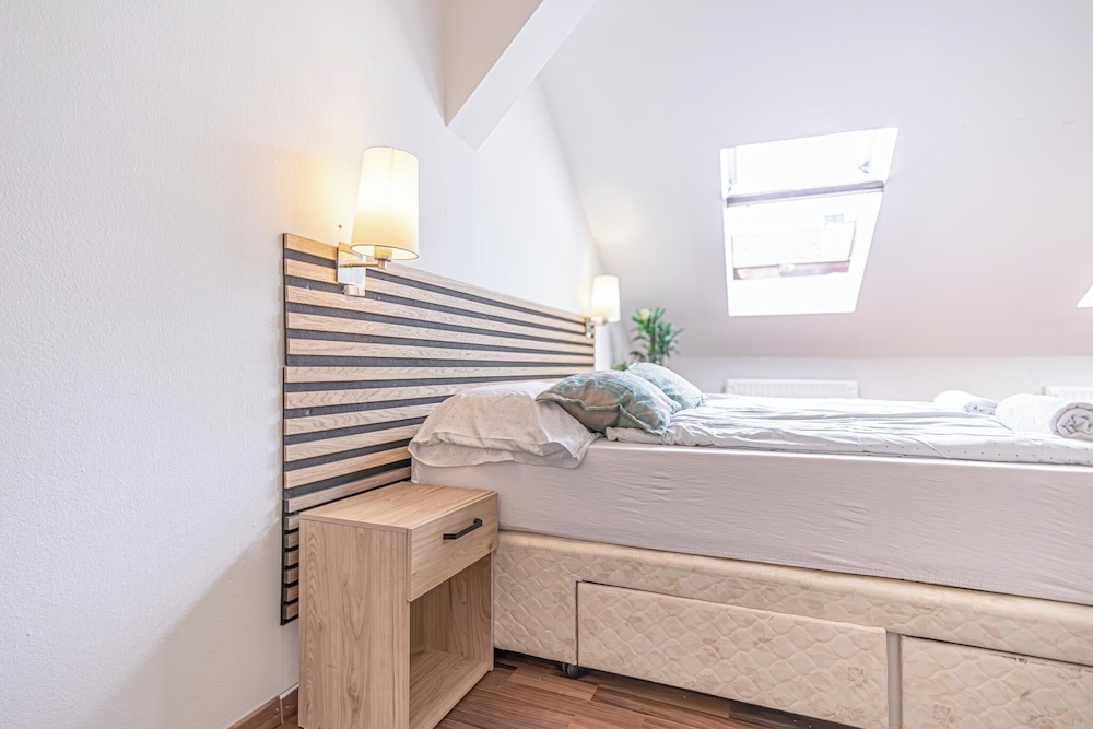 Stylish 3BR Apt With Balcony City Center