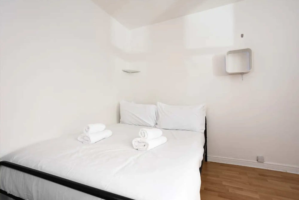 Stylish 2 Bedroom Apartment Near the City Centre view 5