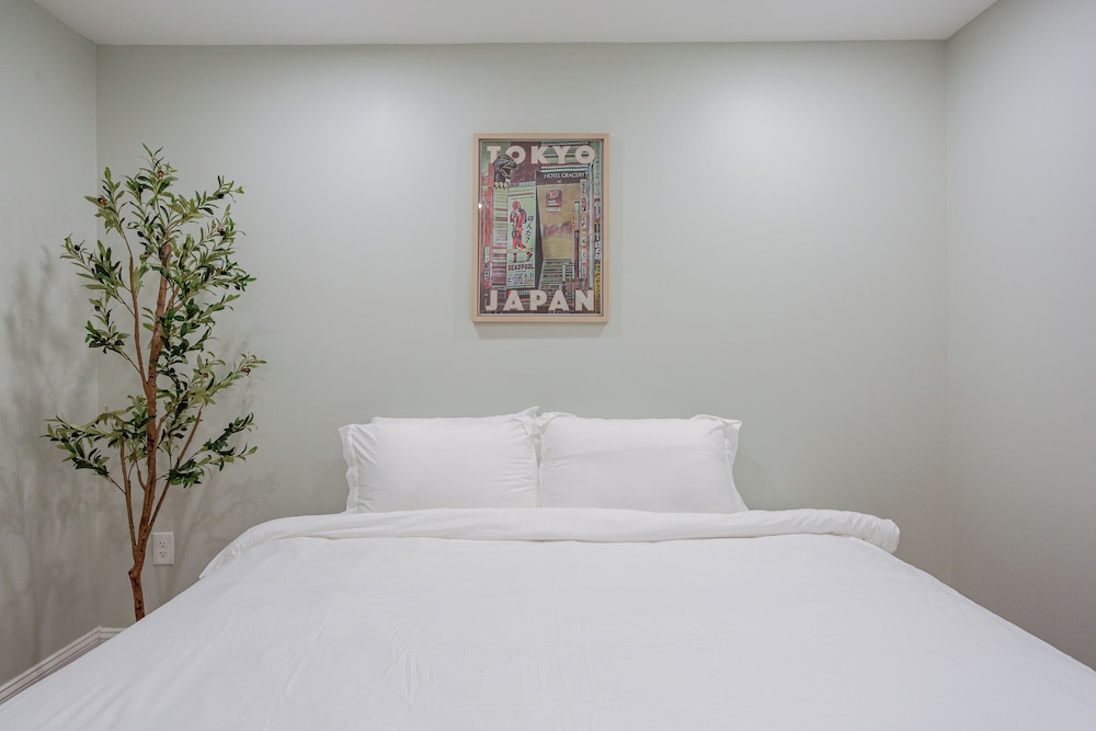 Stylish Minimalist Stay in City Center