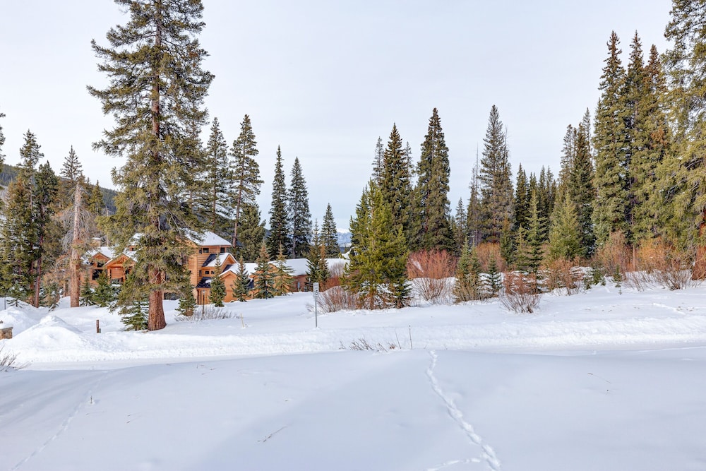 400 Whispering Pines Circle Private Home with Hot Tub