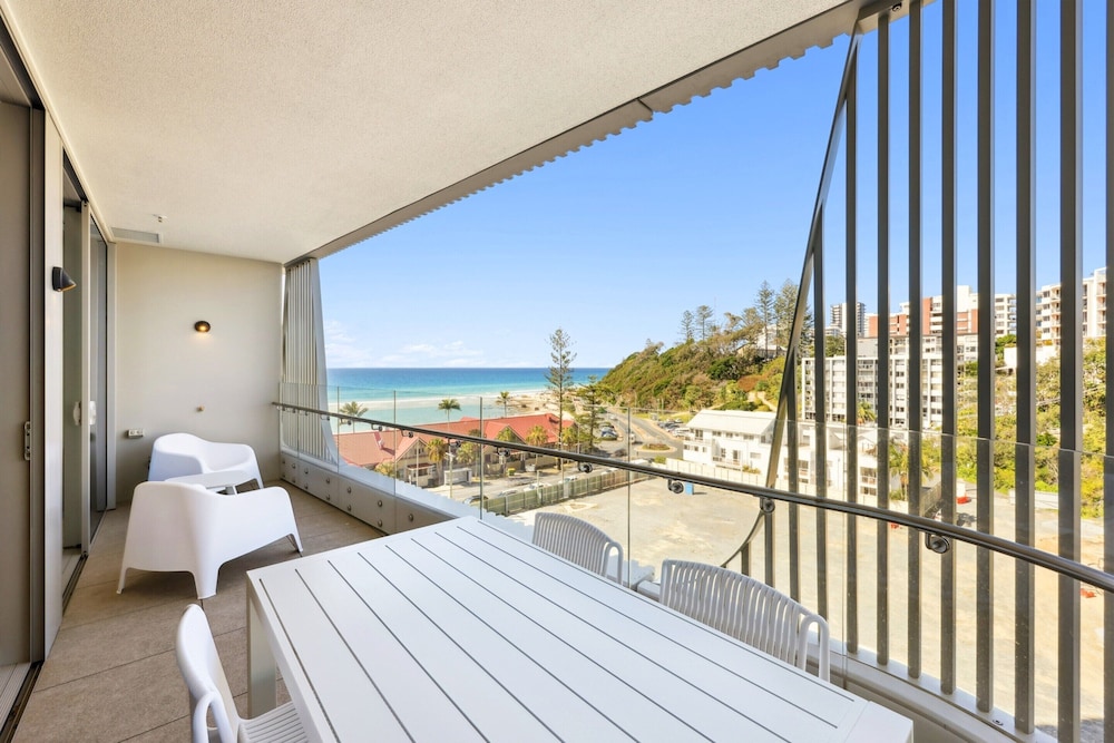 Beachfront 1-bed Flat With Pool & Gym Access