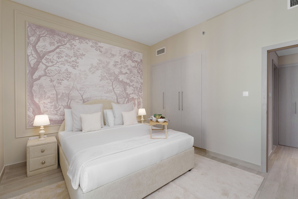 Exquisite Living w Scenic Canal Vws on Yas Island
