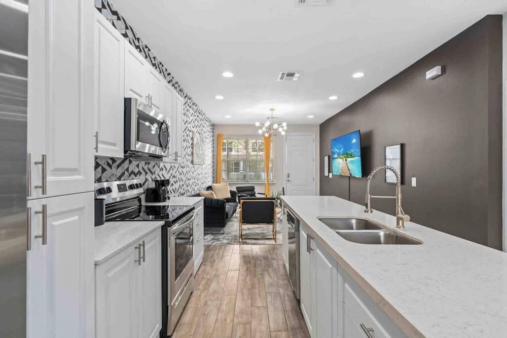 Super Epic- Sleeps 32 TWO Separate Townhomes