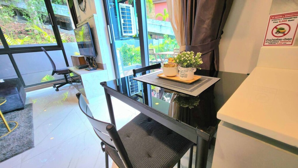 Room-a301- 1 Bedroom Corner Condo Forest