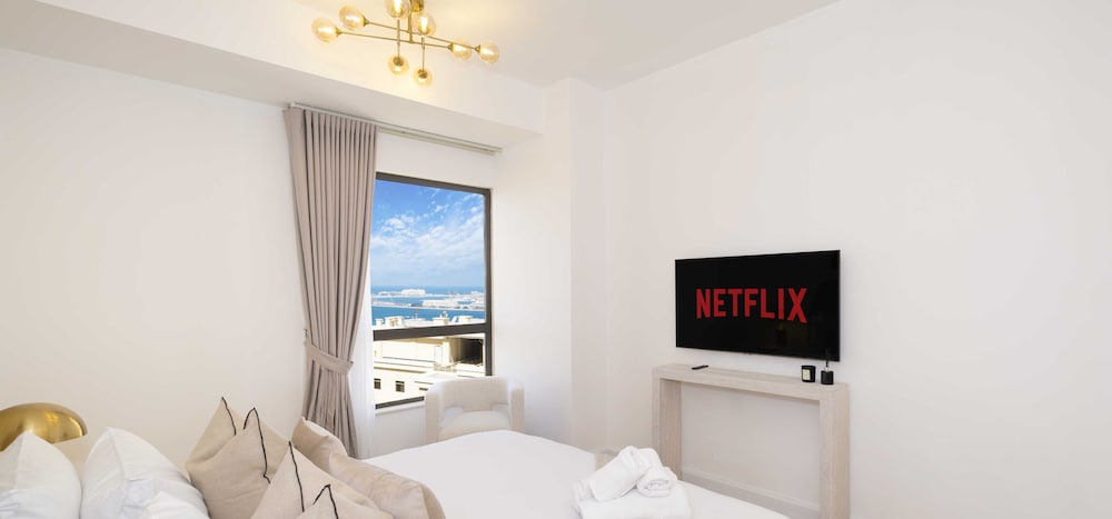 LUX The Dubai Eye Sea View Suite