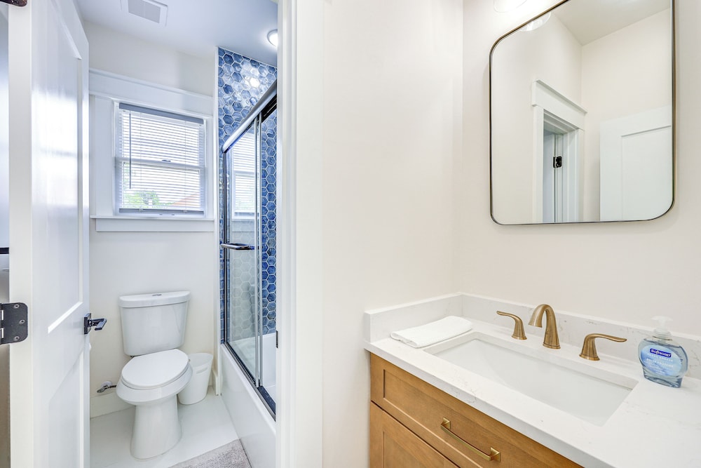 1 Mi to Dtwn: Family Home in San Antonio!