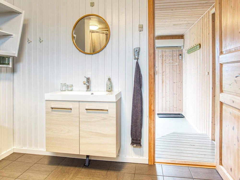 Cozy Seaside Cottage Escape-by Traum view 3