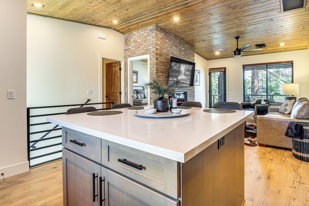 Modern Loft Above Entertainment Center in Show Low