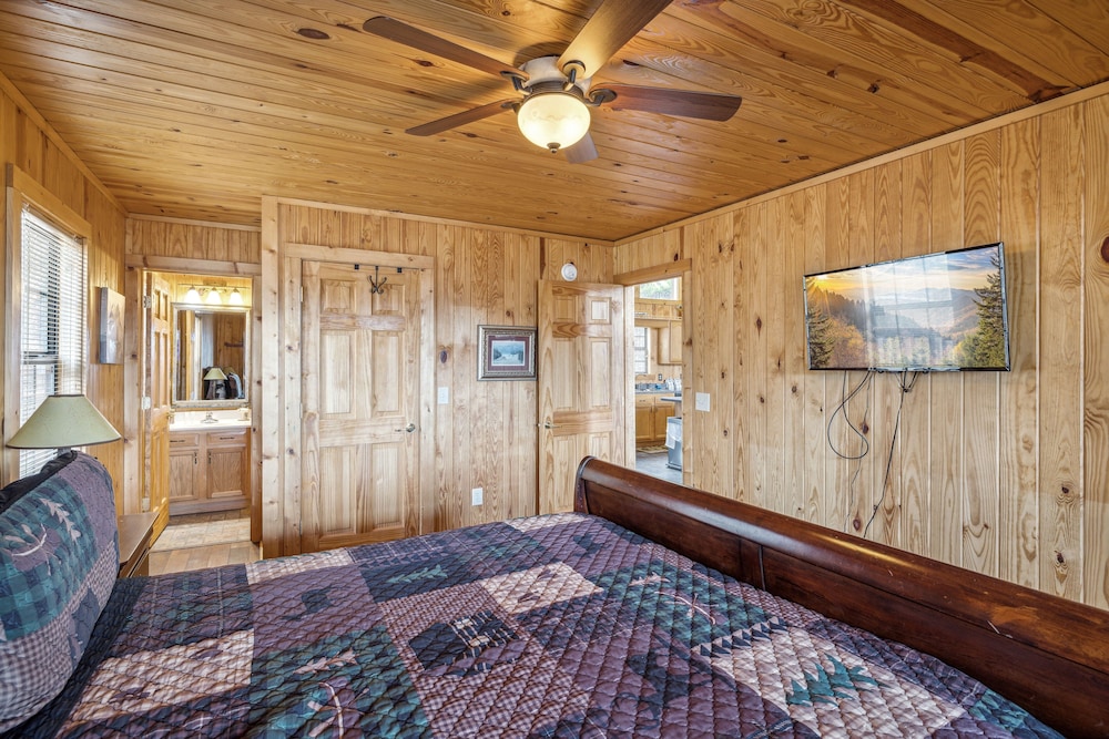 Barefoot Cabin 4 Bedroom Cabin by RedAwning view 2
