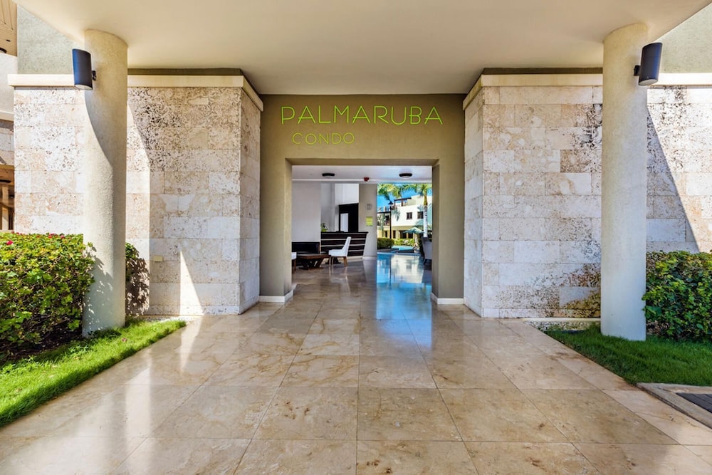 Beautiful 2BR Condo w Great Amenities Palmbeach