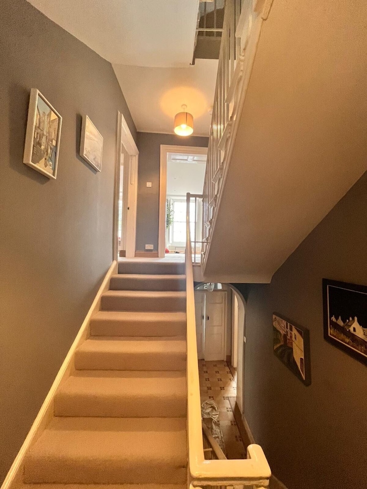 Spacious 6 Bedroom Retreat in Milford Haven