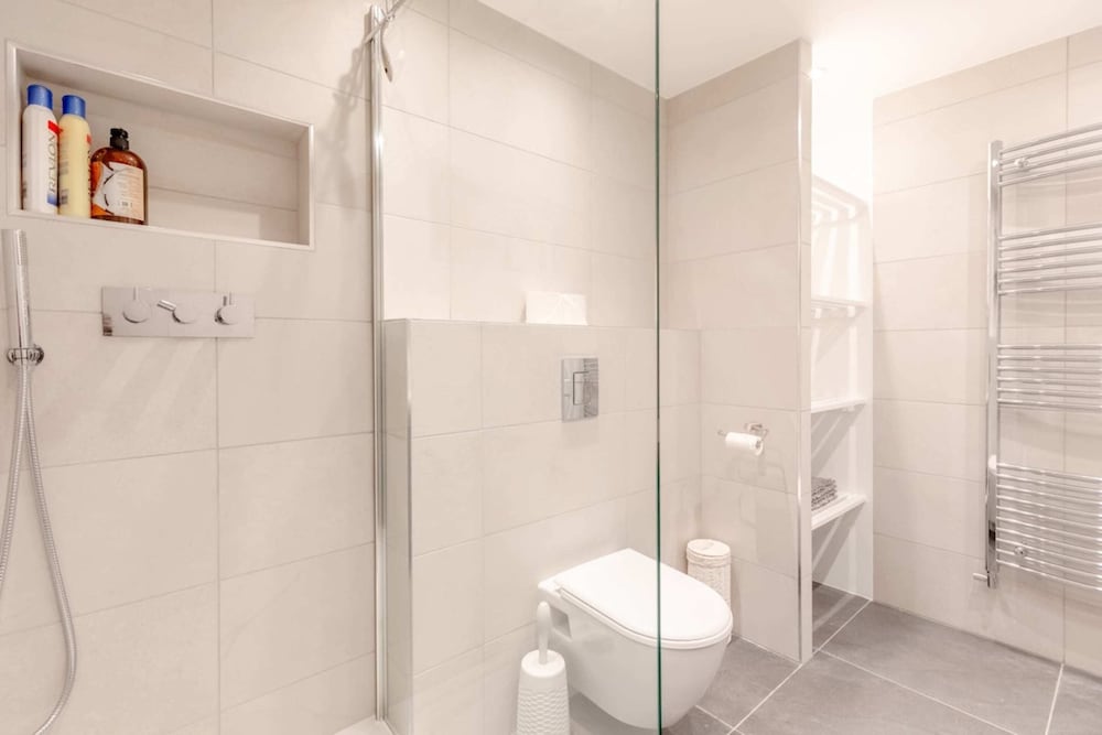 Beautifully Presented 2BD Flat W/patio- Kensington