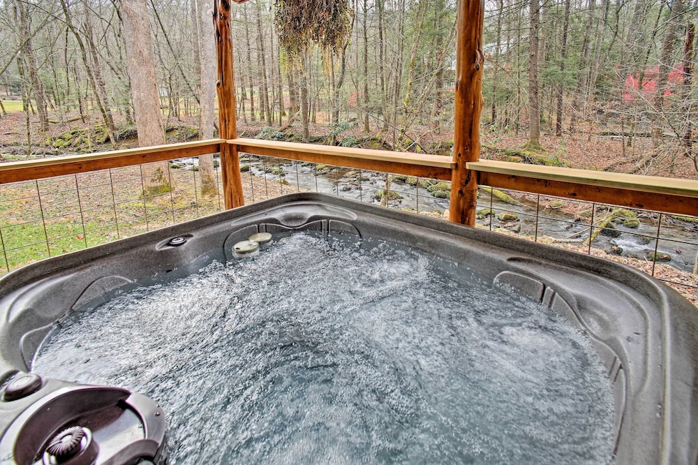 Creekside Cabin w/ Hot Tub in Gatlinburg!