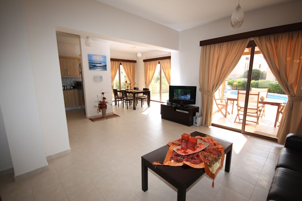 Seaside 2-bedroom Villa With Private Pool, Garden & Wifi Your Perfect Escape!