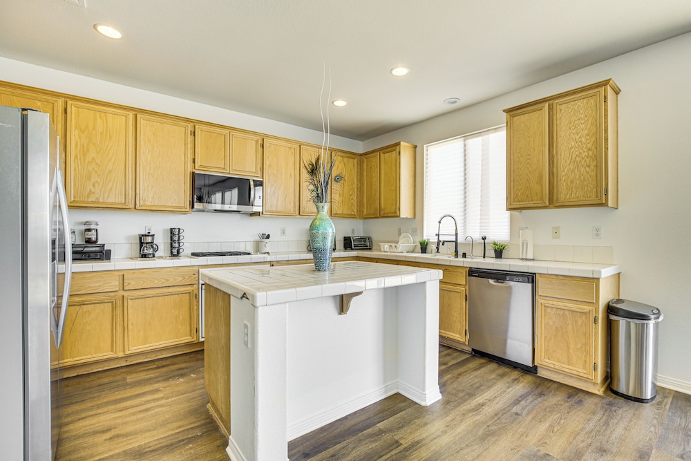 Pool Table & Charcoal Grill: Home in Victorville!
