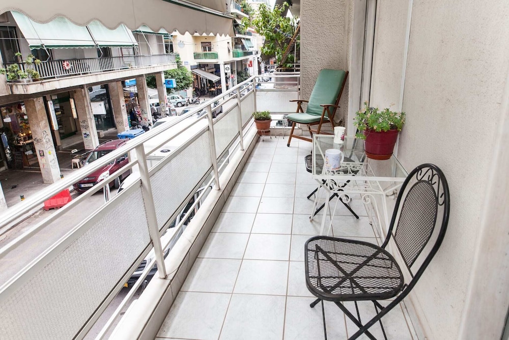 Beautiful Retro Apt in Koukaki