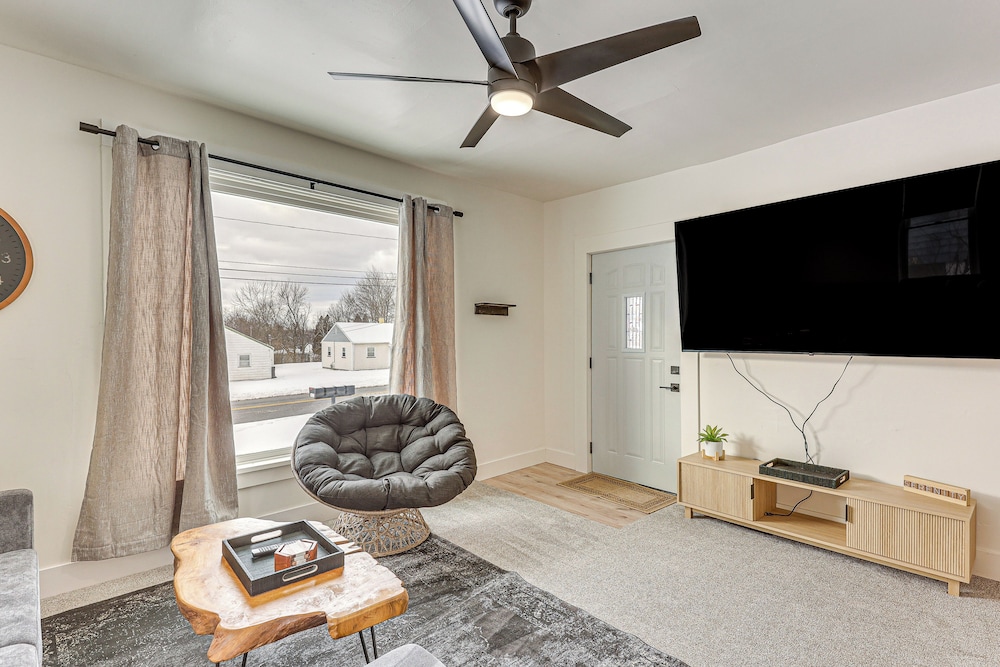 3 Mi to Downtown Youngstown: Updated Apartment