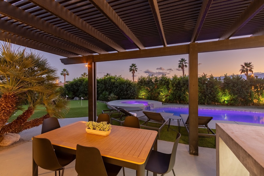 Calypso by Avantstay Entertainer s Paradise Pool Hot Tub Putting Green