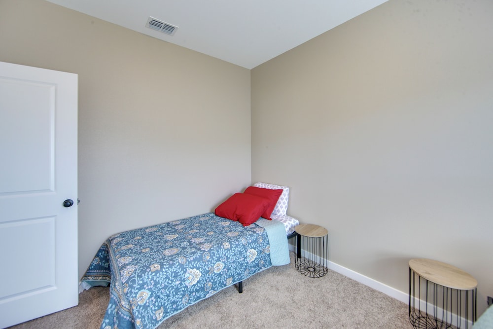 8 Mi to State Park: Home w/ Fenced Yard in Lindale