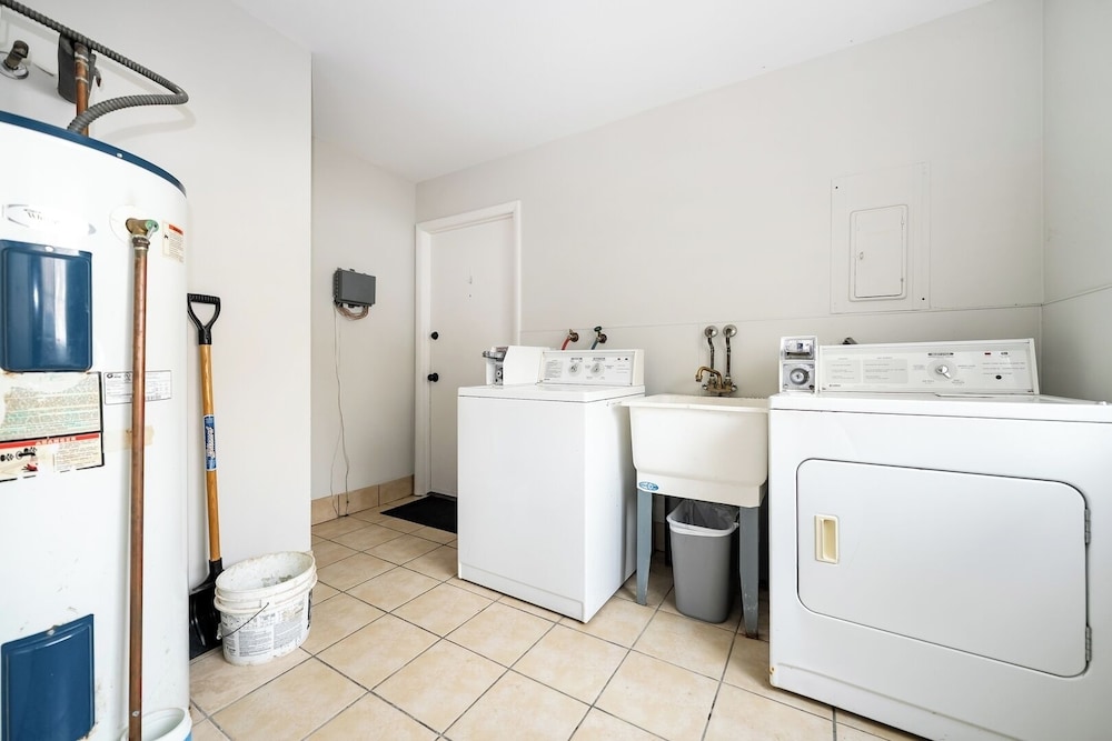Modern 1BR Apt Near Lake & Downtown