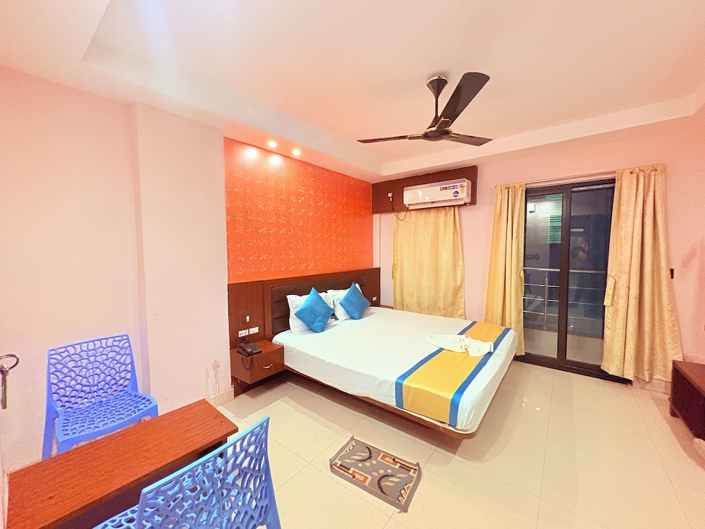 Hotel Prince Plaza with Swimming Pool