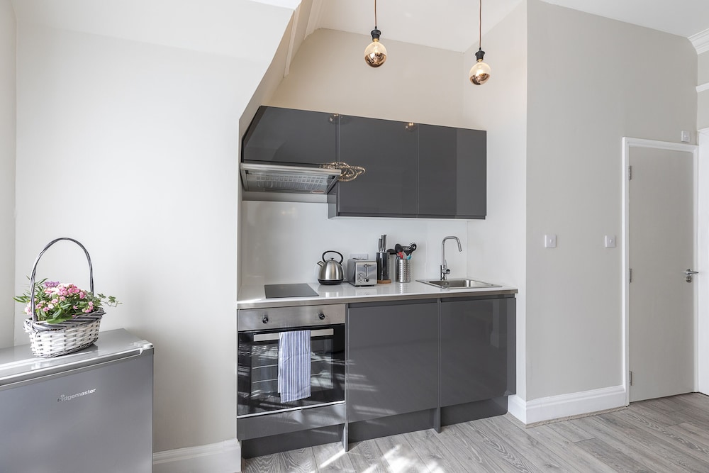 Luxurious Air Conditioned Apt High Street Kensington