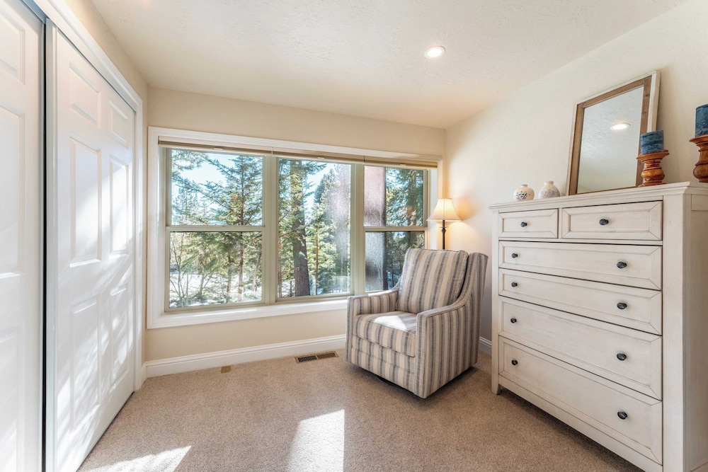 Views + Mins to Skiing, Lake, & Incline Village Incline Serenity by Avantstay