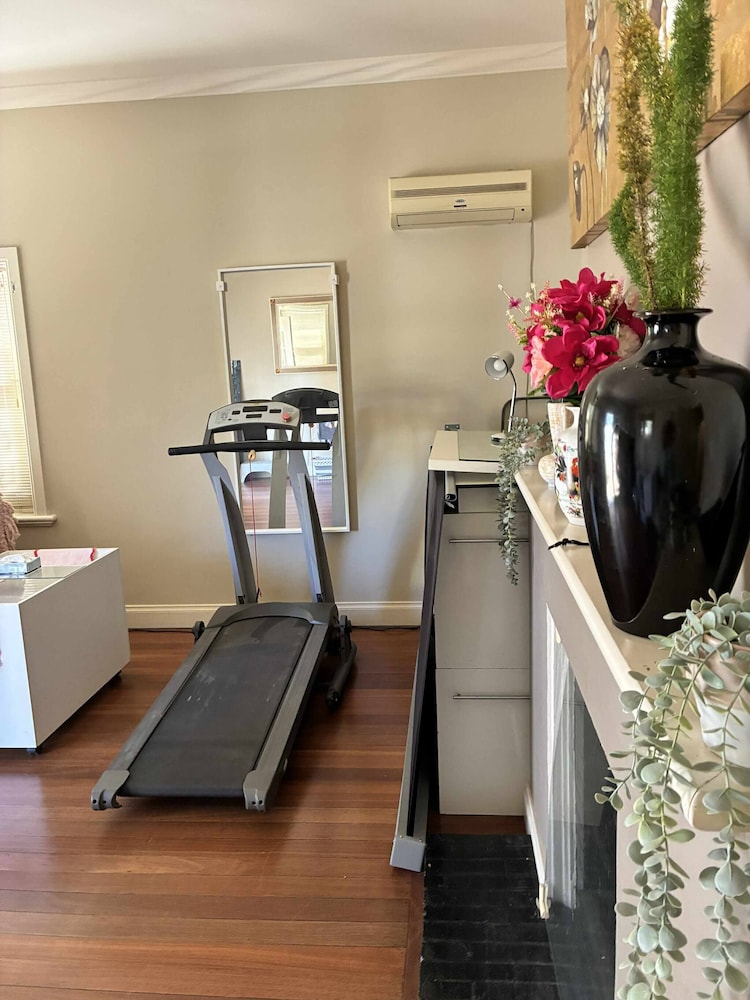 Cozy Tusmore Apartment With Private Garden City View Near Burnside Village Mall