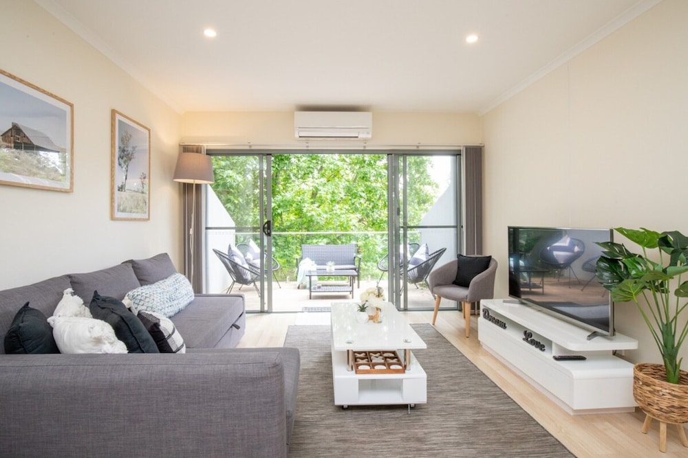Generous 2-bed Townhouse With A Private Balcony
