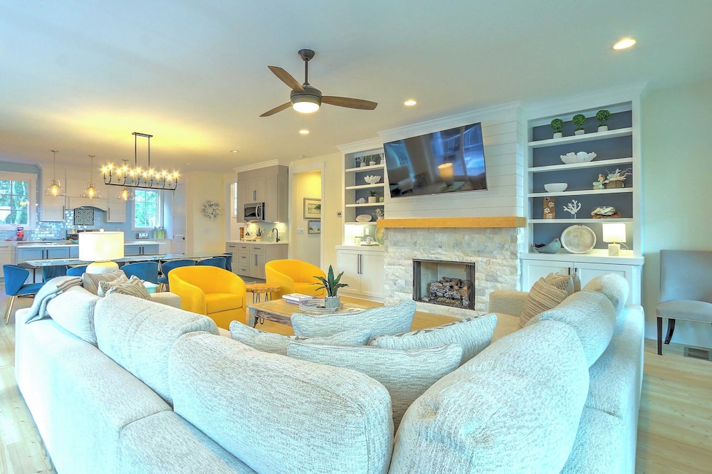 Beachside Boardwalk & Views Pool + Hot Tub 202 on the Sound