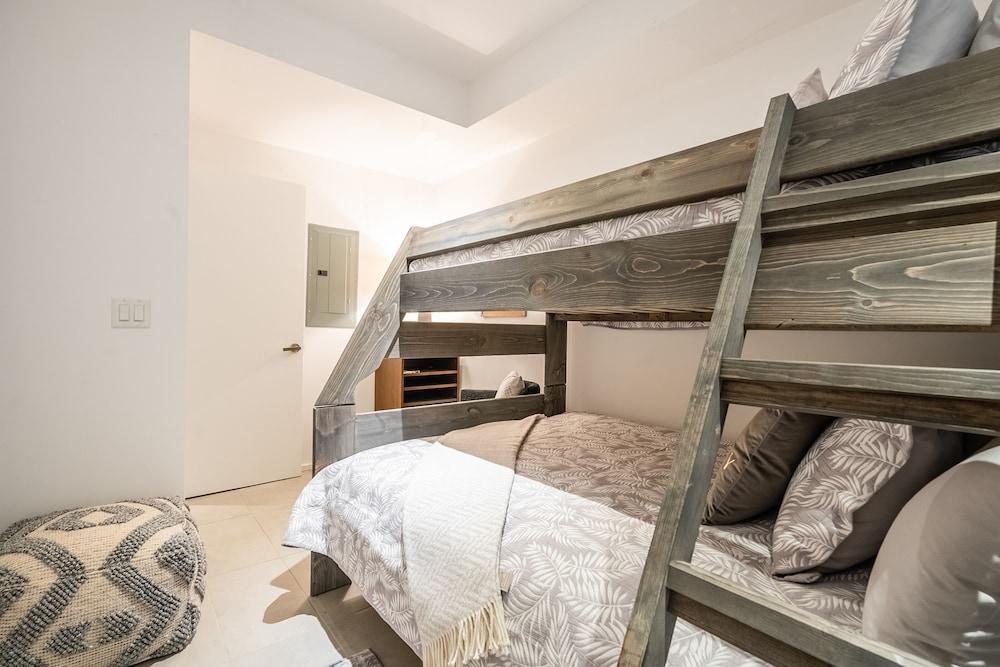 Luxury 4BR Townhouse in Downtown Toronto - Image 5